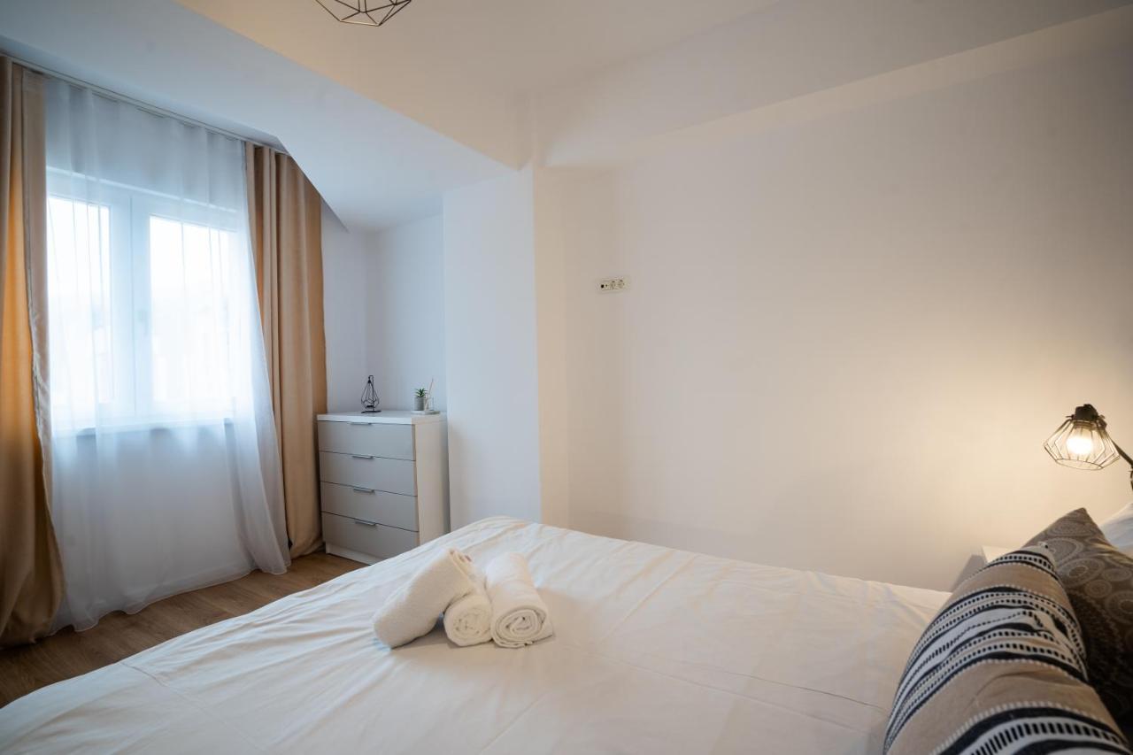 City Center Accommodation - 404 Resita Esterno foto
