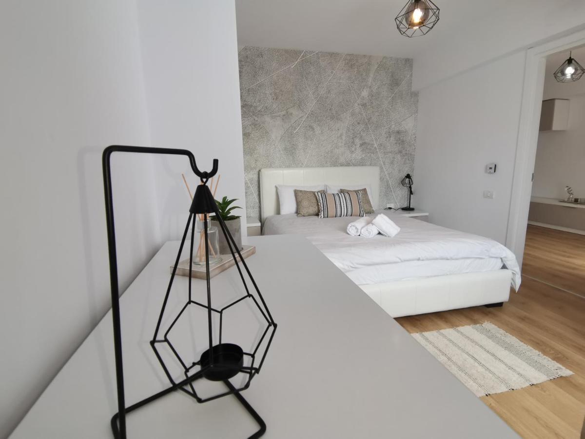City Center Accommodation - 404 Resita Esterno foto
